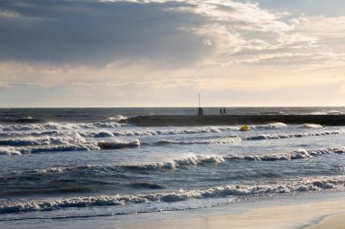 Sonbaharın başlarında Akdeniz kıyısında köpüklü ve çok kötü denizli büyük dalgalar.