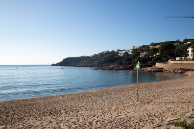 Katalan Costa Brava 'nın kumsalında küçük dalgalar, huzur ve sükunet içinde nefes alabileceğiniz cennet plajları..