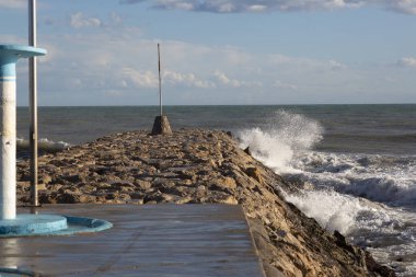 Fırtınadan sonra kötü deniz, dalgalar dalgalara çarpar ve sonbaharda Akdeniz 'de su sıçrar.
