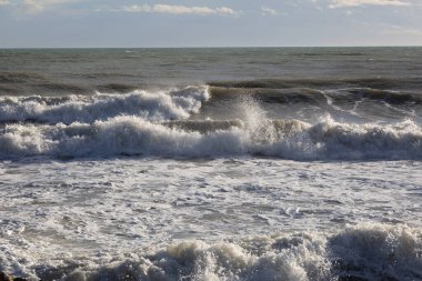 Sonbaharın başlarında Akdeniz kıyısında köpüklü ve çok kötü denizli büyük dalgalar.