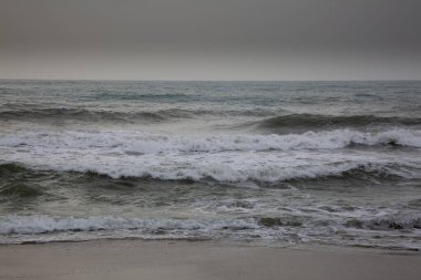 Sonbaharın başlarında Akdeniz kıyısında köpüklü ve çok kötü denizli büyük dalgalar.