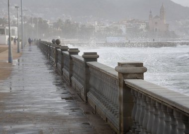 Deniz kenarında çok kötü bir deniz gezintisi, aylaklar ve ziyaretçiler için tehlike ve kazaları önlemek için güvenlik eksikliği..