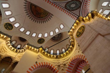 Türkiye 'nin İstanbul kentindeki önemli bir caminin tavan ve dekorasyonları.