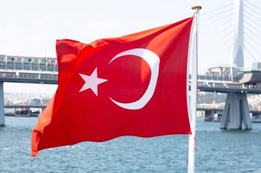 Türk bayrağı, büyük ve kırmızı, rüzgarda dalgalanıyor, İstanbul şehrinde dalgalanıyor.