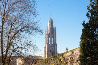 San Felix Kilisesi 'nin dış görünüşü veya Placa de Catedral, Girona, İspanya' daki Sant Feliu.