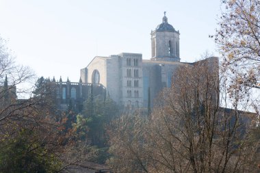 Girona kenti eski mahalledeki anıtlar ve parklarla doludur. Kökeni ortaçağa dayanır. Şehrin Yahudi mahallesi 1492 'den öncesine dayanıyor..