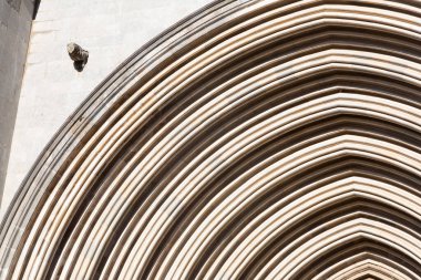 Girona Katedrali 'nin yan kapısının Gotik kemerleri, Katalonya, İspanya