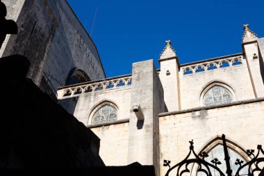 Girona Katedrali 'nin manzarası, kilisenin kalın duvarlarının kuvvetlerini ve ağırlıklarını destekleyen duvarlar ve payandalar..