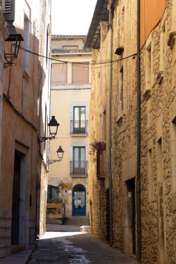 Girona, Katalonya 'nın içinde küçük bir şehir, Akdeniz' e çok yakın, çok iyi korunmuş bir ortaçağ şehri, sarp sokakları, merdivenlerle dolu ve muhteşem bir Yahudi mahallesi var..