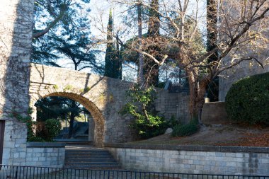 Girona kenti eski mahalledeki anıtlar ve parklarla doludur. Kökeni ortaçağa dayanır. Şehrin Yahudi mahallesi 1492 'den öncesine dayanıyor..