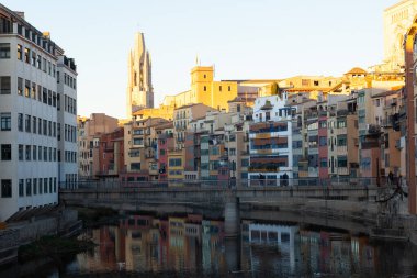 Girona, Katalonya 'nın içinde küçük bir şehir, Akdeniz' e çok yakın, çok iyi korunmuş bir ortaçağ şehri, sarp sokakları, merdivenlerle dolu ve muhteşem bir Yahudi mahallesi var..