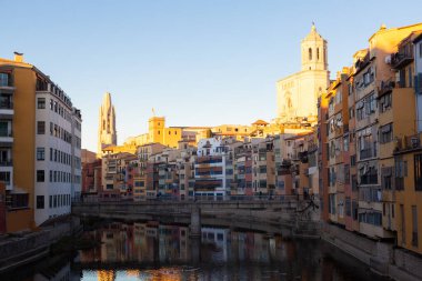 Girona, Katalonya 'nın içinde küçük bir şehir, Akdeniz' e çok yakın, çok iyi korunmuş bir ortaçağ şehri, sarp sokakları, merdivenlerle dolu ve muhteşem bir Yahudi mahallesi var..