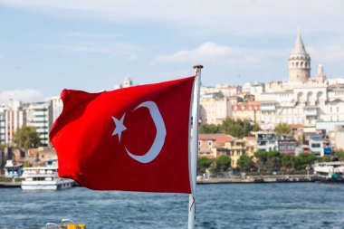 Türk bayrağı, büyük ve kırmızı, rüzgarda dalgalanıyor, İstanbul şehrinde dalgalanıyor.