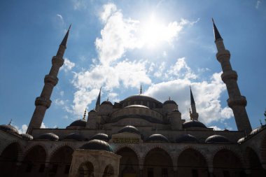 İstanbul, Türkiye 'de iki minaresi bulunan bir caminin silüeti.