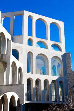 Yaratıcı açık gri beton kemerlerle dolu yapı, şekli tanımlayan sert gölgelerle, boşluklar ve odalar yaratıyor..