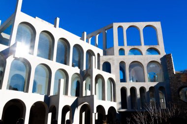 Yaratıcı açık gri beton kemerlerle dolu yapı, şekli tanımlayan sert gölgelerle, boşluklar ve odalar yaratıyor..