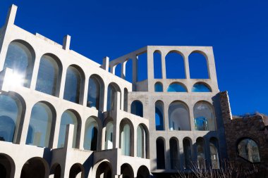 Yaratıcı açık gri beton kemerlerle dolu yapı, şekli tanımlayan sert gölgelerle, boşluklar ve odalar yaratıyor..