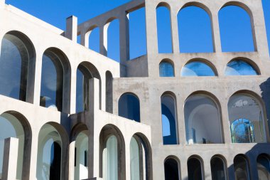 Yaratıcı açık gri beton kemerlerle dolu yapı, şekli tanımlayan sert gölgelerle, boşluklar ve odalar yaratıyor..