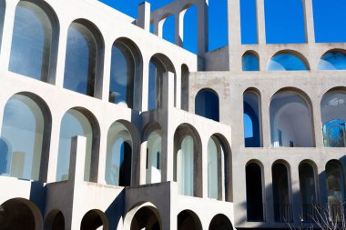 Yaratıcı açık gri beton kemerlerle dolu yapı, şekli tanımlayan sert gölgelerle, boşluklar ve odalar yaratıyor..