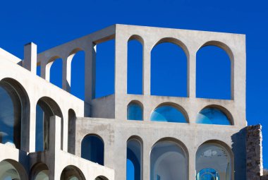 Yaratıcı açık gri beton kemerlerle dolu yapı, şekli tanımlayan sert gölgelerle, boşluklar ve odalar yaratıyor..