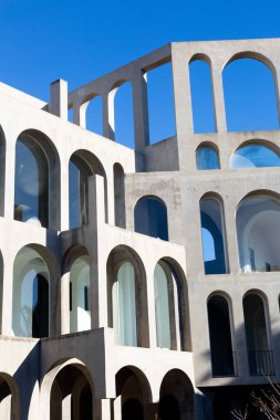 Yaratıcı açık gri beton kemerlerle dolu yapı, şekli tanımlayan sert gölgelerle, boşluklar ve odalar yaratıyor..