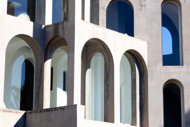 Yaratıcı açık gri beton kemerlerle dolu yapı, şekli tanımlayan sert gölgelerle, boşluklar ve odalar yaratıyor..