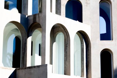 Yaratıcı açık gri beton kemerlerle dolu yapı, şekli tanımlayan sert gölgelerle, boşluklar ve odalar yaratıyor..