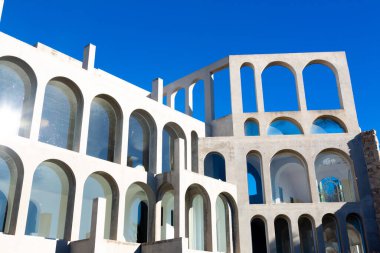 Yaratıcı açık gri beton kemerlerle dolu yapı, şekli tanımlayan sert gölgelerle, boşluklar ve odalar yaratıyor..