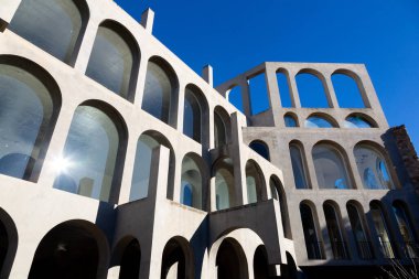 Yaratıcı açık gri beton kemerlerle dolu yapı, şekli tanımlayan sert gölgelerle, boşluklar ve odalar yaratıyor..