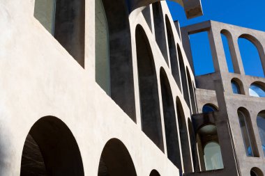 Yaratıcı açık gri beton kemerlerle dolu yapı, şekli tanımlayan sert gölgelerle, boşluklar ve odalar yaratıyor..