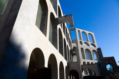 Yaratıcı açık gri beton kemerlerle dolu yapı, şekli tanımlayan sert gölgelerle, boşluklar ve odalar yaratıyor..