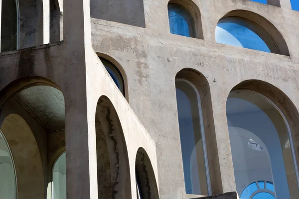 Yaratıcı açık gri beton kemerlerle dolu yapı, şekli tanımlayan sert gölgelerle, boşluklar ve odalar yaratıyor..