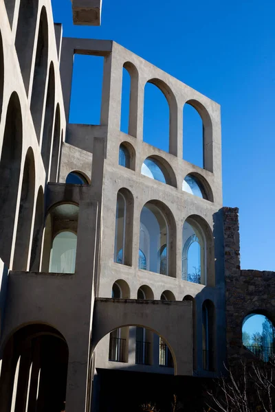 Yaratıcı açık gri beton kemerlerle dolu yapı, şekli tanımlayan sert gölgelerle, boşluklar ve odalar yaratıyor..