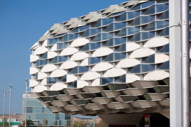 Avant-garde, renkli bina cephesi Zaragoza, İspanya 'da çağdaş tasarımın özünü yakalıyor.