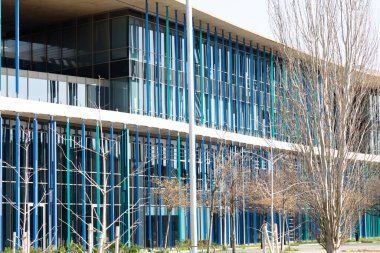 Avant-garde, renkli bina cephesi Zaragoza, İspanya 'da çağdaş tasarımın özünü yakalıyor.