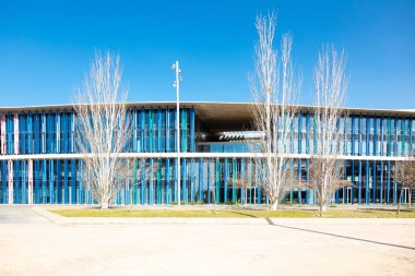 Avant-garde, renkli bina cephesi Zaragoza, İspanya 'da çağdaş tasarımın özünü yakalıyor.