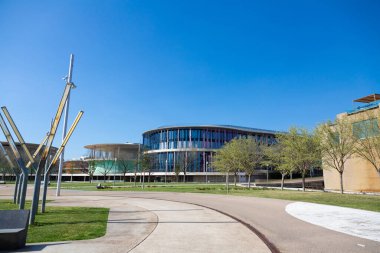 Avant-garde, renkli bina cephesi Zaragoza, İspanya 'da çağdaş tasarımın özünü yakalıyor.