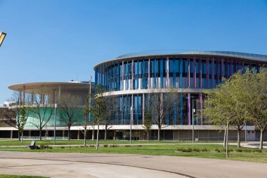 Avant-garde, renkli bina cephesi Zaragoza, İspanya 'da çağdaş tasarımın özünü yakalıyor.