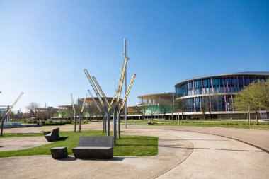 Avant-garde, renkli bina cephesi Zaragoza, İspanya 'da çağdaş tasarımın özünü yakalıyor.