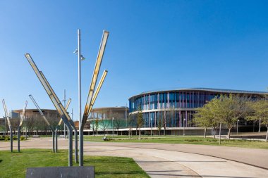 Avant-garde, renkli bina cephesi Zaragoza, İspanya 'da çağdaş tasarımın özünü yakalıyor.