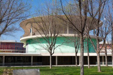 Avant-garde, renkli bina cephesi Zaragoza, İspanya 'da çağdaş tasarımın özünü yakalıyor.