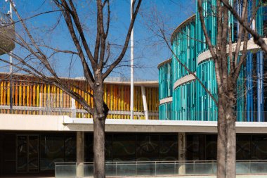 Avant-garde, renkli bina cephesi Zaragoza, İspanya 'da çağdaş tasarımın özünü yakalıyor.