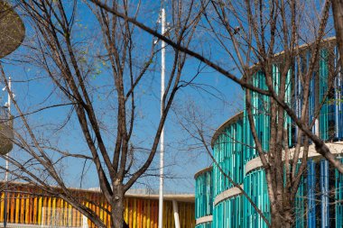 Avant-garde, renkli bina cephesi Zaragoza, İspanya 'da çağdaş tasarımın özünü yakalıyor.