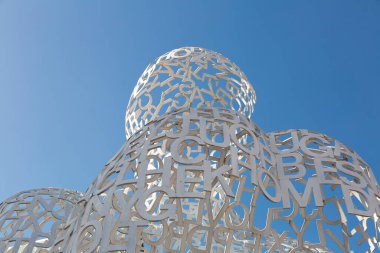 İspanyol sanatçı Jaume Plensa 'nın modern sanat kurulumu Zaragoza' da mavi gökyüzünün altında sergilendi