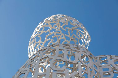 İspanyol sanatçı Jaume Plensa 'nın modern sanat kurulumu Zaragoza' da mavi gökyüzünün altında sergilendi
