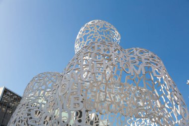 İspanyol sanatçı Jaume Plensa 'nın modern sanat kurulumu Zaragoza' da mavi gökyüzünün altında sergilendi
