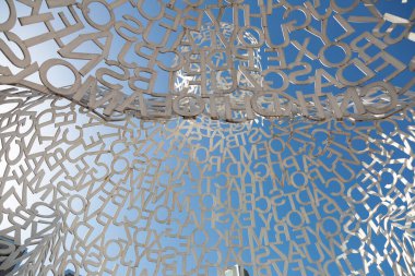 İspanyol sanatçı Jaume Plensa 'nın modern sanat kurulumu Zaragoza' da mavi gökyüzünün altında sergilendi