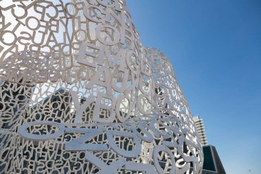 İspanyol sanatçı Jaume Plensa 'nın modern sanat kurulumu Zaragoza' da mavi gökyüzünün altında sergilendi