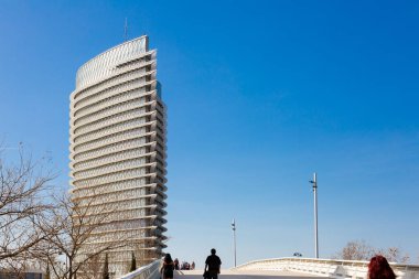 Avant-garde, renkli bina cephesi Zaragoza, İspanya 'da çağdaş tasarımın özünü yakalıyor.