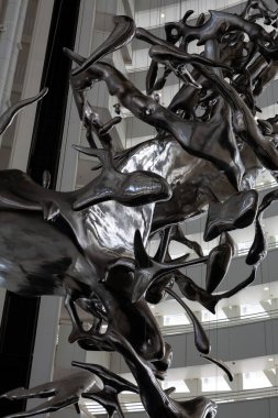 Çağdaş soyut heykel bir su damlasının anlık kaosunu tasvir ediyor.